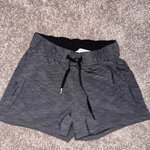 Lululemon On The Fly Shorts 2.5" Womens 4 Bit Point Ice Gray Black Relaxed Fit